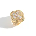 Dettaglio ravvicinato di un anello hip-hop placcato in oro con pietre di zirconi cubici - Taglia 6 / Oro