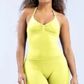 Vista de detalle de un conjunto de yoga amarillo lima de secado rápido en modelo - XS / Top Y Pantalón / Conjunto de Pantalones / Amarillo Claro