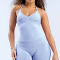 Detalle del conjunto de yoga azul claro con top halter y mallas de cintura alta - XS / Top Y Pantalón / Conjunto de Pantalones / Azul Hielo