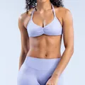 Detail van naadloze paarse yogaset met halter sportbeha en hoge taille legging - XS / Boven- En Onderstuk / Lichtpaars