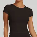 T-shirt da yoga a maniche corte nera aderente traspirante ad asciugatura rapida donna - Caffè distillato