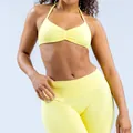 Detail van naadloze gele yogaset met halterbeha en legging met hoge taille - XS / Boven- En Onderstuk / Lichtgeel