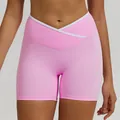 Pantaloncini da yoga rosa a vita alta con bordo bianco e vita incrociata - rosa ciliegia