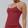 Camiseta de yoga de color burdeos para mujer con ribete blanco en contraste para fitness - XS / Tops / Rojo Cereza