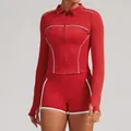 Ensemble de yoga rouge avec veste zippée et short, liseré blanc contrasté sport - S / Haut et Bas / Rouge de Chine