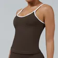 Enges Sport-Top für Damen in Schokoladenbraun mit kontrastierenden weißen Rändern - XS / Oberteile / Kaffeebraun