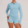 Ensemble de yoga bleu ciel pour femmes avec veste zippée et short aux passepoils blancs - S / Haut et Bas / Bleu d'Eau