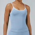 Hellblaues Kontrast-Sport-Camisole-Top mit weißen Trägern und schmaler Passform - XS / Oberteile / Babyblau