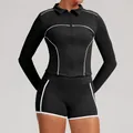 Ensemble de yoga noir deux pièces avec veste zippée et short doté de liserés blancs - S / Haut et Bas / Noir Premium