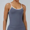 Eng anliegendes Sport-Top in Grau und Weiß für Damen, ideal für Yoga und Fitnessübungen - XS / Oberteile / Eisgrau