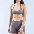 Naadloze yogaset voor dames met halter sportbeha en grijze korte broek voor fitness - XS / Boven- En Onderstuk / Paddenstoelgrijs