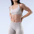 Conjunto de yoga beige de nailon mate con sujetador halter y mallas sin costuras - XS / Top Y Pantalón / Sujetador Halter + Pantalones Largos / Arroz de plumas