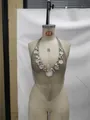 Vue détaillée du gilet chaîne de corps en anneaux métalliques avec pendentifs en coquillage. - Taille unique / Hauts / Argent