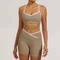 Khaki Yoga-Set mit weißem Kontrastbesatz und hoch taillierten Cross-Shorts für Damen - S / Oberteil Und Unterteil / Kakaobraun