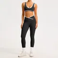Schwarzes zweiteiliges Yoga-Set mit weißem Kontrastbesatz und Crossover-Leggings mit hoher Taille - S / Oberteil Und Unterteil / Schwarz
