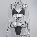 Detalle de un sexy bikini triangular negro con brillantes pedrerías de imitación. - S / Top Y Pantalón / Negro