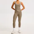 Eng anliegendes Khaki-Yoga-Set mit weißem Kontrastbesatz und Cross-High-Waist-Leggings. - S / Oberteil Und Unterteil / Kakaobraun