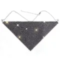 Dettaglio macro della maschera facciale a triangolo in maglia metallica grigia scintillante - Nero