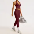 Ensemble de yoga bordeaux sans couture avec taille haute côtelée et haut à licou chic - S / Haut Et Bas / Rouge Cerise