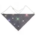 Detailaufnahme einer schimmernden Strass-Netz-Gesichtsmaske mit silbernen Ketten. - Schwarz AB Strass