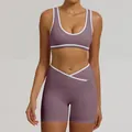 Zweiteiliges lila Yoga-Set mit weißem Kontrastbesatz und Crossover-Shorts mit hoher Taille - S / Oberteil Und Unterteil / Taro-Lila