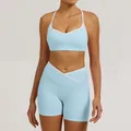 Hellblaues Yoga-Set mit weißem Rand und Crisscross-Shorts mit hoher Taille zum Üben - S / Top Und Bottom (Bra mit schmalen Trägern + Shorts) / Wasserblau