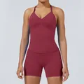 Conjunto de yoga de dos piezas rojo vino con top de pico y pantalones cortos de fitness. - XS / Top Y Pantalón / Conjunto de Pantalones Cortos / Baya de invierno