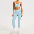 Hellblaues zweiteiliges Yoga-Set mit kontrastreicher gekreuzter Taille und weißem Randdetail - S / Top Und Bottom (Bra mit schmalen Trägern + Leggings) / Wasserblau