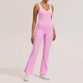 Zweiteiliges rosa Yoga-Set mit hochtaillierten Schlaghosen und kontrastierendem Top - S / Oberteil Und Unterteil / Kirschblütenrosa