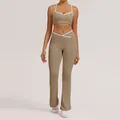 Zweiteiliges Khaki-Yoga-Set mit Kontrastbesatz und Schlaghose mit hohem Bund - S / Oberteil und Unterteil (Dünner Träger BH + Schlaghose) / Kakaobraun