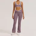 Zweiteiliges lila Yoga-Set mit Kontrastpaspeln und Schlaghose mit gekreuztem Taillenbund - S / Top Und Hose (BH + Schlaghose) / Taro-Lila