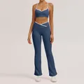 Yoga-Set für Damen in Blau mit Kontrast-Sport-BH und Schlagleggings mit überkreuztem hohem Bund - S / Oberteil und Unterteil (Spaghetti-Träger-BH & Schlaghose) / Marineblau