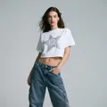 Weißes kurzes Baumwoll-T-Shirt mit Strass-Stern und blauer Cargo-Jeans. - Benutzerdefiniertes Modell 1