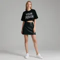 Schwarzes kurzärmliges Baumwoll-Crop-T-Shirt mit YOUR DESIGN Strass-Verzierung - Benutzerdefiniertes Modell 2