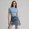Hellblaues geripptes Kurzarm-T-Shirt aus Baumwolle für Damen im trendigen Slim-Fit-Stil. - Hellblau