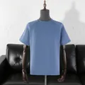 Camiseta azul de 180g para hombre estilo vintage en un maniquí - S / Tops / Aguamarina
