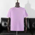 T-shirt classica retrò a maniche corte lavanda esposta su un manichino professionale - Viola chiaro