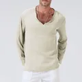 Gedetailleerde opname van beige heren T-shirt van katoen en linnen met V-hals en lange mouwen - Khaki