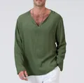 Man draagt een militair groen katoen-linnen etnisch shirt met lange mouwen en een V-hals - S / Tops / Legergroen