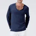 Gedetailleerd overzicht van het donkerblauwe katoenen linnen Henley-shirt met lange mouwen - S / Tops / Marineblauw