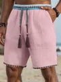 Detail van de roze strandshort voor heren met etnische bies en koord met kwastjes - M / Bottoms / Roze