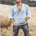 Casual lichtblauwe herenshirt met veters en getextureerde stof in een buitenomgeving - S / Tops / Blauw