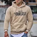 Nahaufnahme eines beigefarbenen Sherpa-Fleece-Hoodies mit Stickerei „INVEST IN YOURSELF“. - Khaki