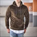 Detailansicht eines braunen Herren-Fleece-Hoodies mit besticktem Invest in Yourself Text - Dunkelbraun