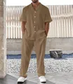 Vista dettagliata del completo plissettato da uomo con camicia a maniche corte - Taglia M / Top E Pantaloni / Marrone