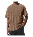 Vista detallada de una camiseta oversize marrón lavado vintage con un bolsillo frontal - S / Tops / Café Lavado