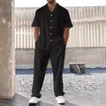 Elegante completo due pezzi plissettato nero da uomo con camicia corta e pantaloni lunghi. - Taglia M / Top E Pantaloni / Nero