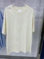 Detailweergave van een crème oversized katoenen T-shirt van 280g met afhangende schouders - S / Tops / Beige Abrikoos