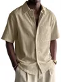 Primo piano della camicia di lino beige da uomo con tessuto strutturato e taschino. - Taglia S / Top / Kaki