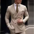 Detalle de un traje de negocios cruzado para hombre en color beige claro con botones - XXS / Top Y Pantalón / Beige